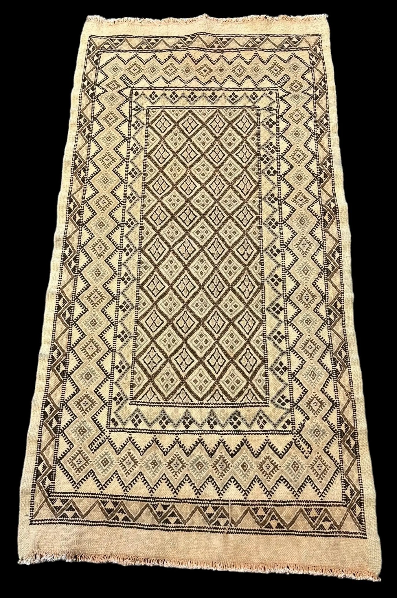 Handmade Vintage Wool Rug Moroccan Berber Beige Tribal Design 2'5 x 4'10 I Got Rugs Handmade Vintage Wool Rug Moroccan Berber Beige Tribal Design 2'5 x 4'10 I Got Rugs Handmade Vintage I Got Rugs