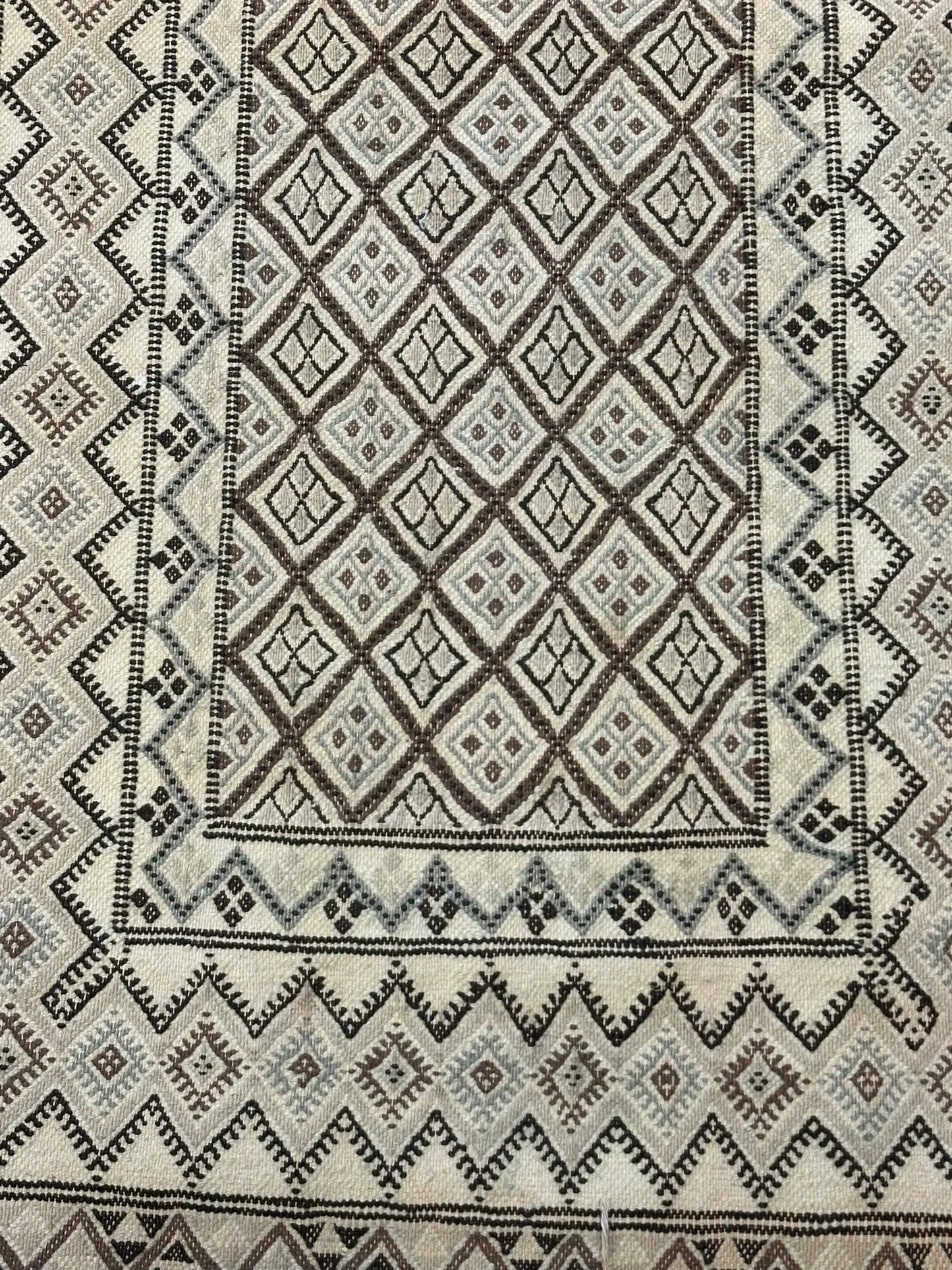Handmade Vintage Wool Rug Moroccan Berber Beige Tribal Design 2'5 x 4'10 I Got Rugs Handmade Vintage Wool Rug Moroccan Berber Beige Tribal Design 2'5 x 4'10 I Got Rugs Handmade Vintage I Got Rugs