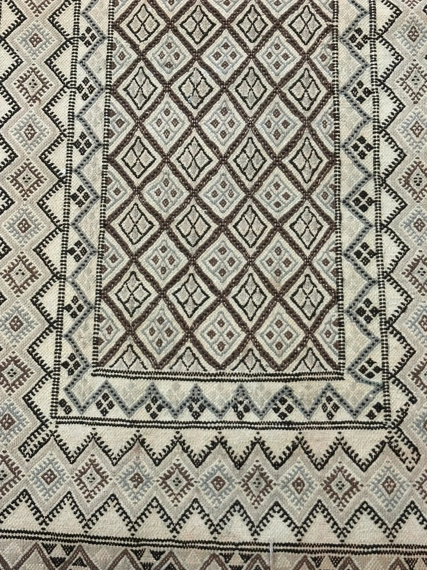 Handmade Vintage Wool Rug Moroccan Berber Beige Tribal Design 2'5 x 4'10 I Got Rugs Handmade Vintage Wool Rug Moroccan Berber Beige Tribal Design 2'5 x 4'10 I Got Rugs Handmade Vintage I Got Rugs
