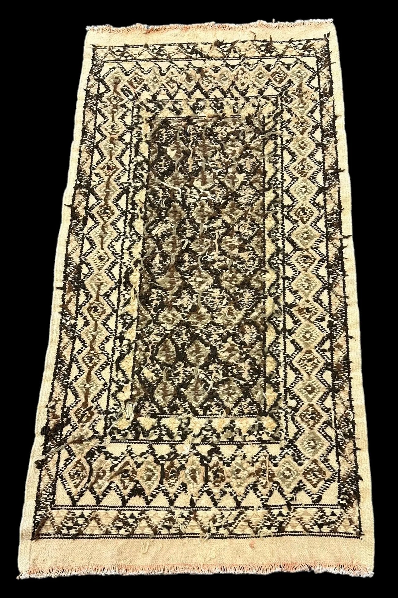 Handmade Vintage Wool Rug Moroccan Berber Beige Tribal Design 2'5 x 4'10 I Got Rugs Handmade Vintage Wool Rug Moroccan Berber Beige Tribal Design 2'5 x 4'10 I Got Rugs Handmade Vintage I Got Rugs