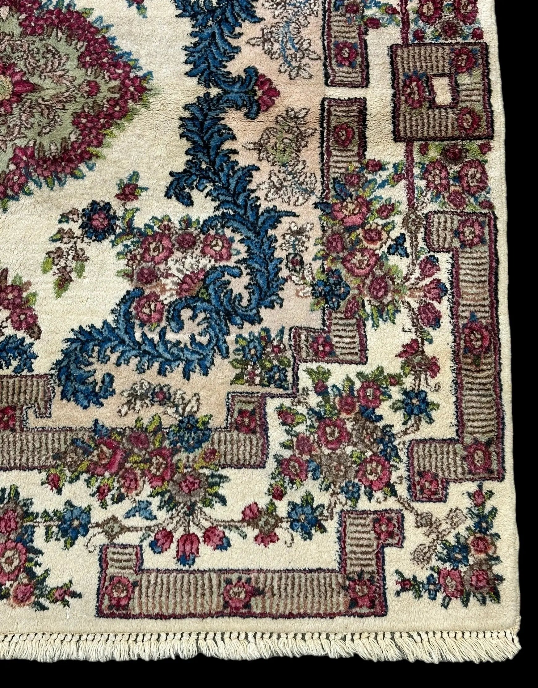 Handmade Vintage Wool Rug Persian Sarouk Design in Bold Colors 3'11 x 4'5 I Got Rugs Handmade Vintage Wool Rug Persian Sarouk Design in Bold Colors 3'11 x 4'5 I Got Rugs Handmade Vintage I Got Rugs